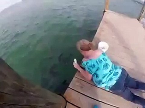 Женщина кормила рыбу и вдруг...!!!