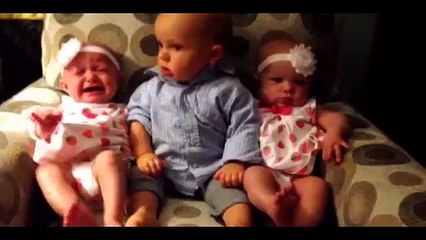 Такому малыша судьба не готовила! Малыш в первые видит близняшек )))