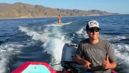 Faire du Wakeboard avec des dauphins