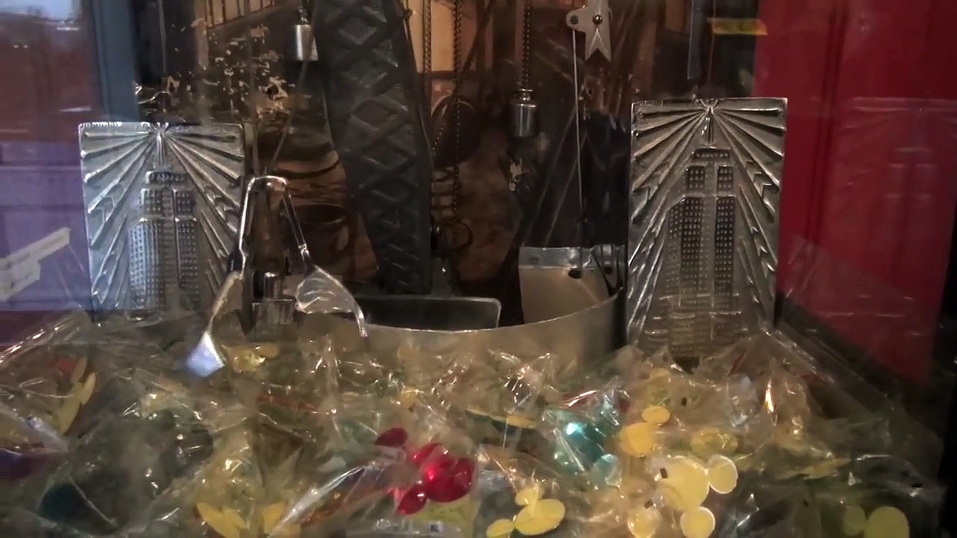 Tokyo Disneyland Old Crane Game 東京ディズニーランドufoキャッチャー Dailymotion Video