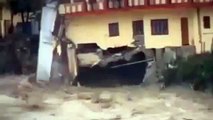 Miglior video di youtube ALLUVIONE in INDIA! Inondazione demolisce interi edifici!