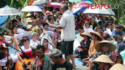 Unik, Misa Natal Petani Digelar di Atas Dam Jembatan