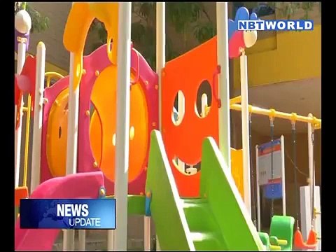 Aire de jeux construit à partir de recyclé des bouteilles de shampooing donnés aux enfants ayant des besoins spéciaux