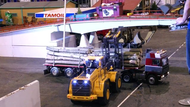 GIANT RC VOLVO L350F SCALE MODEL BULLDOZER WHEEL LOADER WITH TIMBER CLAMB IN ACTION