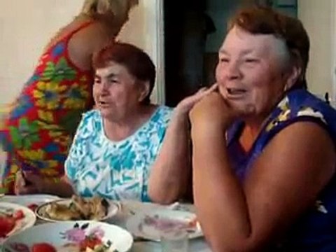 СМОТРЕТЬ ВСЕМ Бабульки отжигают на 20 секунде я упал со стула прикол