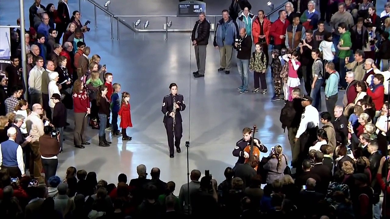 USAF Band performs Christmas music during Holiday Flash Mob at Smithsonian