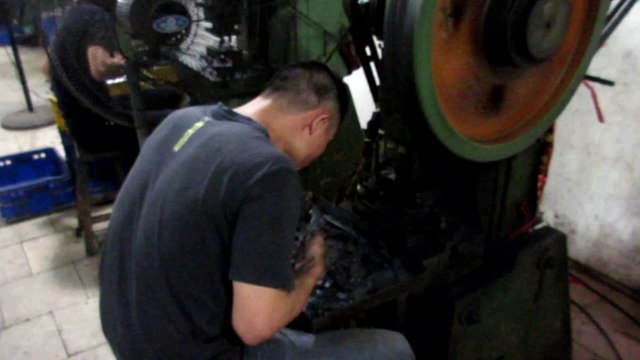 Herrajes para Muebles & Herrajes para Gabinetes - China: Compases Elevadores para Camas / Production 4