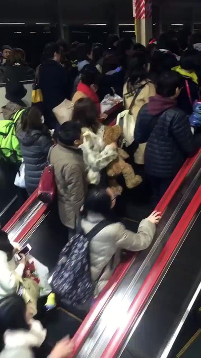 Crowding on electric stairs