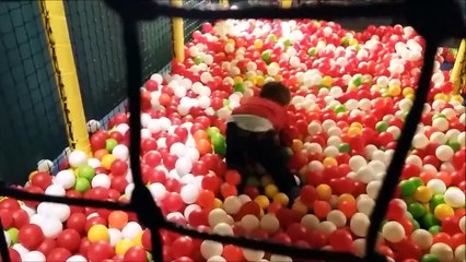 Les enfants de Glissement dans le Parc: aire de Jeux, Piscine, piscine à balles Spectacle. Vidéo pour les enfants. Bimbi plongeur