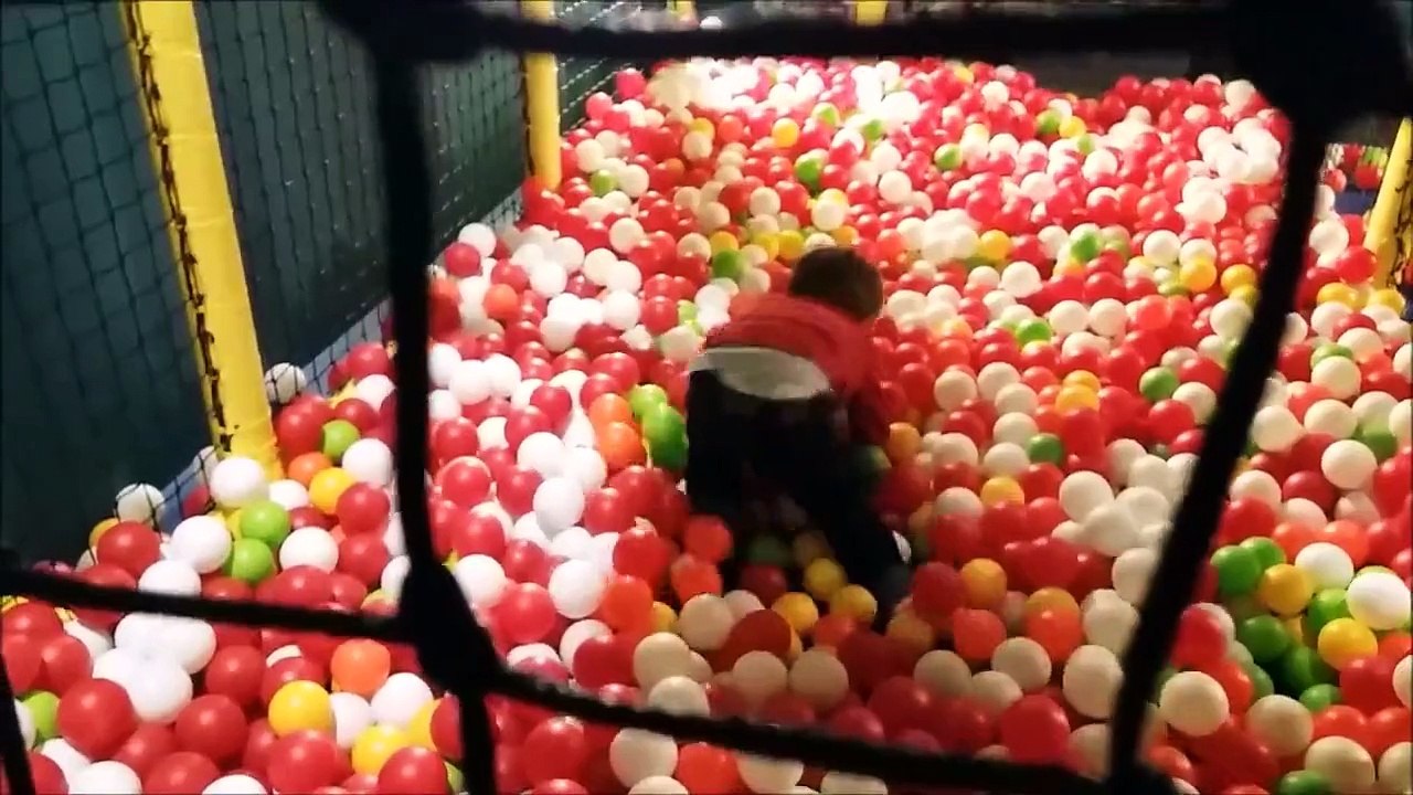 Les enfants de Glissement dans le Parc: aire de Jeux, Piscine, piscine à balles Spectacle. Vidéo pour les enfants. Bimbi plongeur