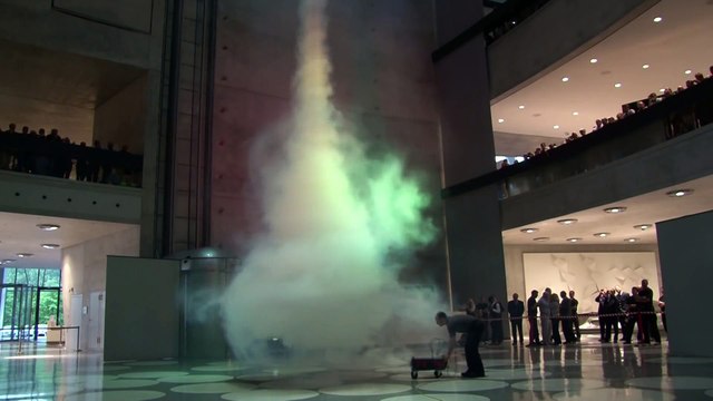 La plus grande tornade artificielle au Mercedes-Benz Museum - 35 metres