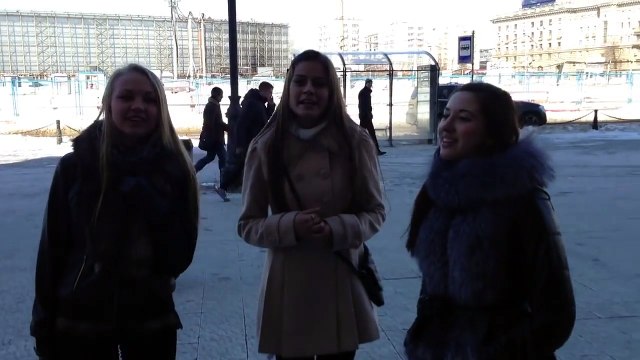 3 russes très jolies chantent dans la rue - Très belles voix