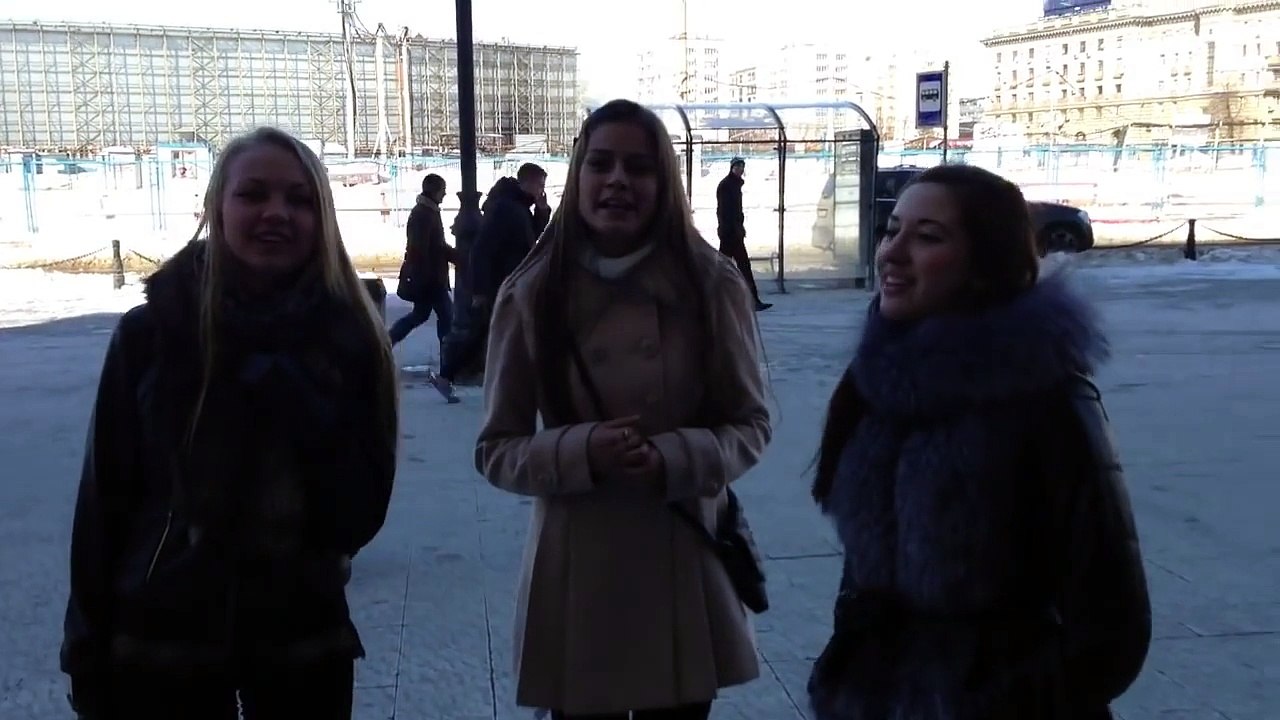 3 russes très jolies chantent dans la rue - Très belles voix