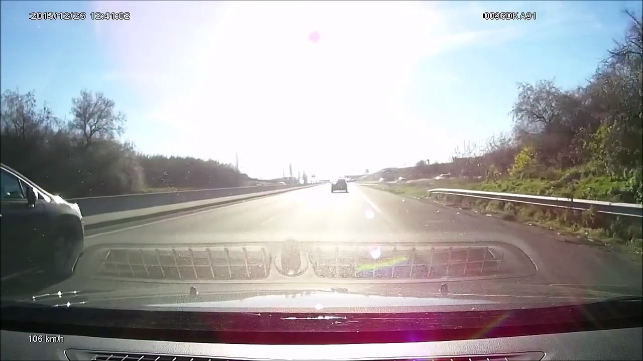 2 motards s'en prennent à un automobiliste sur une autoroute française - Road Rage