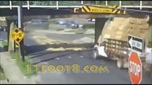 Compilation d'accidents de camion sur le meme pont aux USA