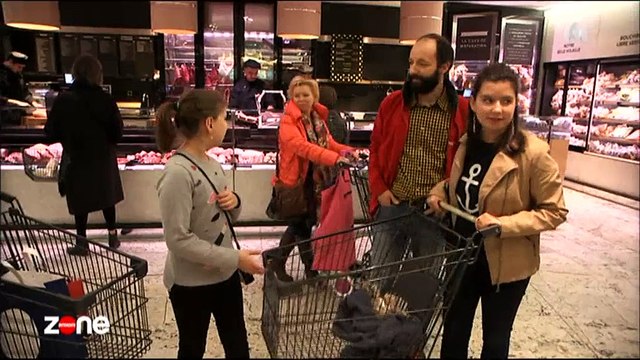 En visite à La grande épicerie de Paris , une famille se demande combien coûte... le caviar ! Regardez