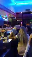 Elle arrive à se coincer la tête dans le couvercle de la poubelle d'un kebab