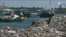 À quelques kilomètres des Maldives se trouve une île consacrée... aux ordures ! Regardez