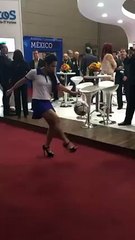 Une Footballeuse en talons aiguilles !