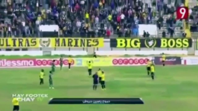 Insulté par des supporters, l'arbitre fond en larmes