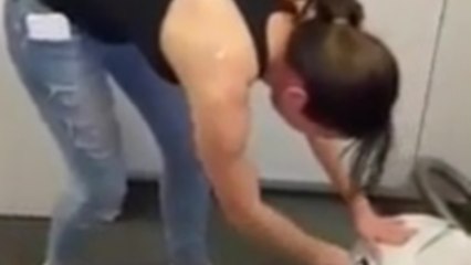 Une femme ne comprend pas pourquoi son aspirateur ne démarre pas