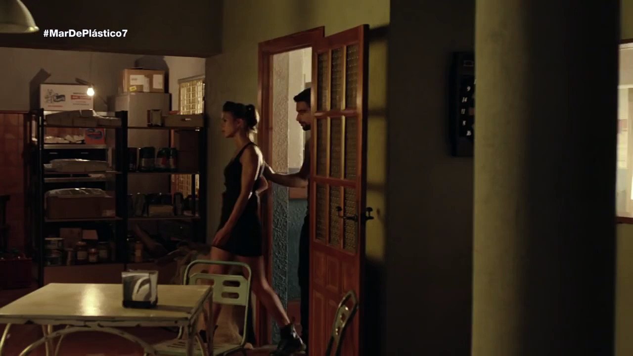 El embarazo de Pilar distancia a Lucas y Fara Mar de Plástico