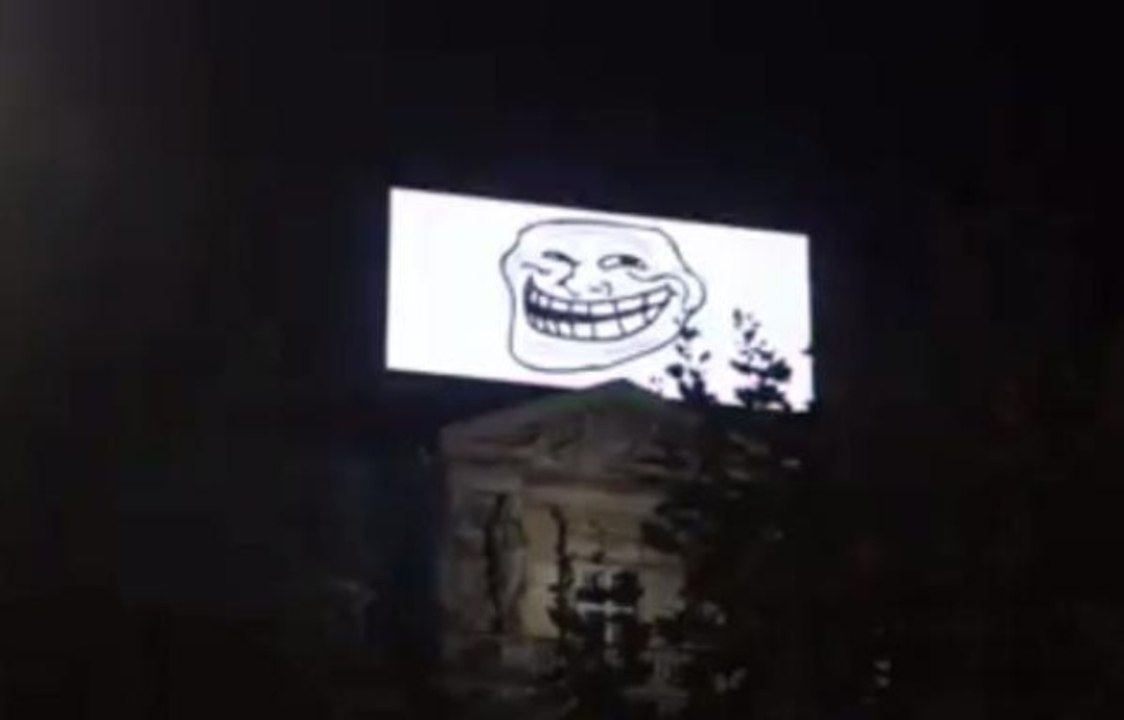 Un hacker pirate un célèbre panneau publicitaire avec une tête de gnome