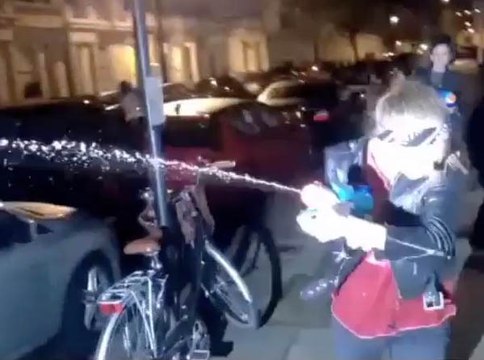 Exclu Vidéo : Cara Delevingne et St.Vincent : Elles arrosent les photographes avec des pistolets à eau en plein mois de décembre !