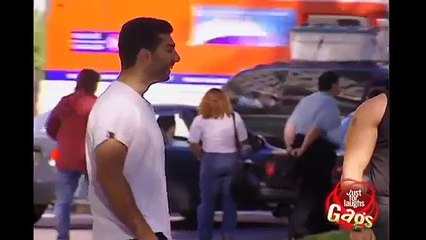 【セクシードッキリ】ミニスカートでパンツモロ見えてる！男は基本こうなるw【海外人気ドッキリ！ハプニング集！俺的ランキング！】