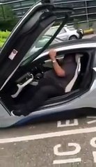 Un homme pensait ne plus jamais pouvoir sortir de sa BMW i8