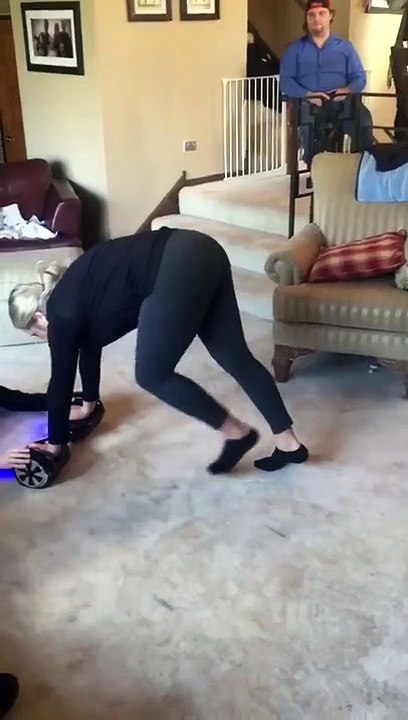 Elle tente de faire le poirier sur un hoverboard