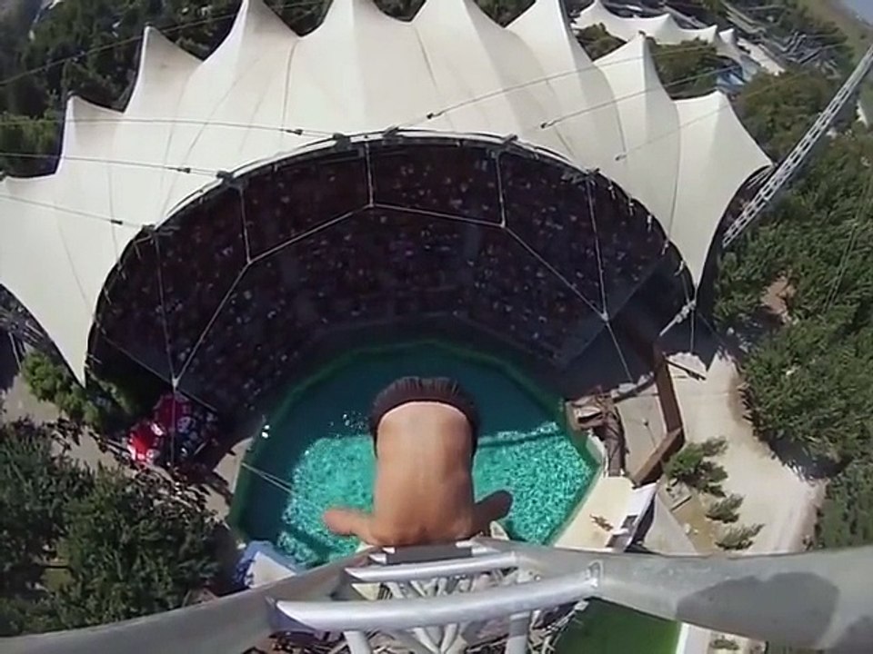 Le plongeon que va faire ce mec est spectaculaire ! (funny omg girl lol mdr)