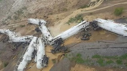 Avustralya'da 200 bin litre sülfürik asit taşıyan tren raydan çıktı