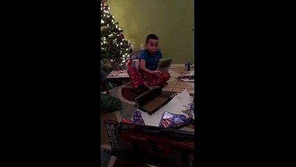Así reaccionó este niño al recibir el regalo equivocado