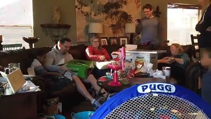 Ocho años después se vengó de su padre por haberle regalado una caja de Xbox vacía