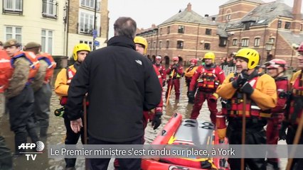GB: Cameron visite des populations affectées par les inondations