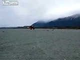 Un avion se pose et décolle en quelques metres à cause d'un vent surpuissant!