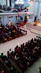 Un prêtre fait la messe de Noël sur un hoverboard (Philippin