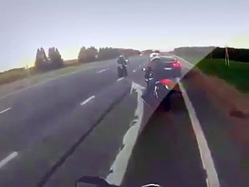 Car Accidents Yamaha R1 Vs Suzuki GSX R1000 Vs Nissan GTR WoW !