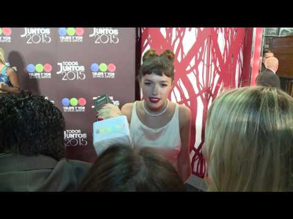 Candela Vetrano saluda a los  fans de Los Cread...