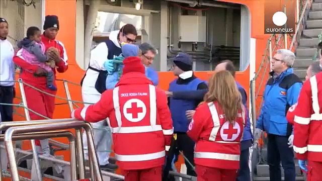 900 migrants reach Italy as Renzi vows to support Libyan gov