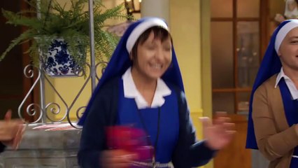 ¡Fiesta en el convento! Volvió el padre Tomás, tocó la guitarra y Esperanza se puso a cantar