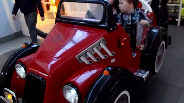 La FAMILLE AMUSANTES pour les ENFANTS DANS la VOITURE, aire de jeux pour les enfants