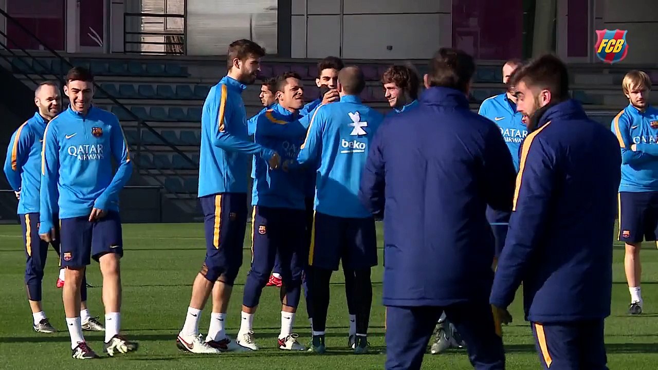 The squad play a joke on Aleix Vidal _ Inocentada a Aleix Vidal