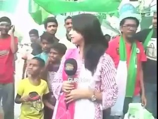 Angry Pakistani Lady Journalist Funny Video