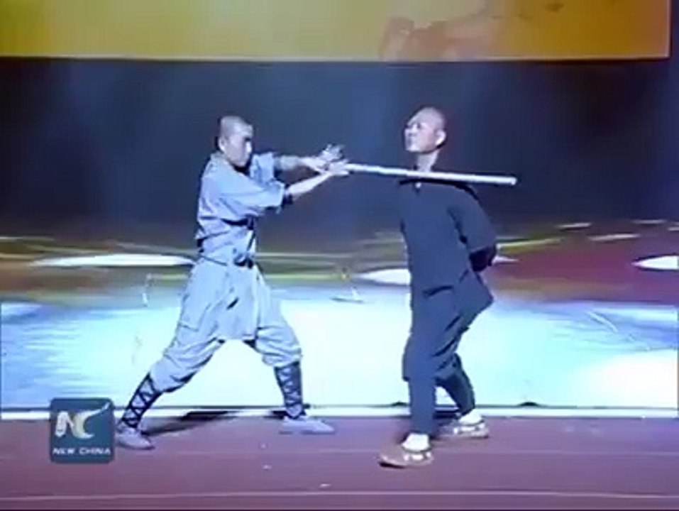 un homme qui resiste des coup a la gorge incroyable