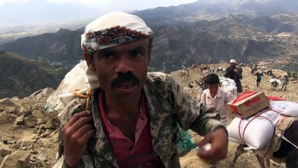 سكان تعز اليمنية يسلكون الجبال الوعرة لايصال المساعدات