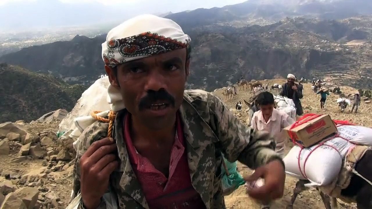 سكان تعز اليمنية يسلكون الجبال الوعرة لايصال المساعدات