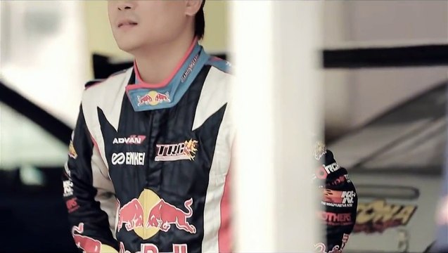 Very Amazing Dangerous Car Driver in China's mountains - Red Bull Drift - 決戰天門山