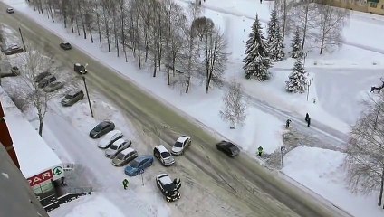 Автобогиня заехала в магазин за тортиком. Пипец